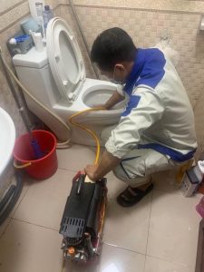 thợ chuyên thông bồn cầu nghẹt bà hạt